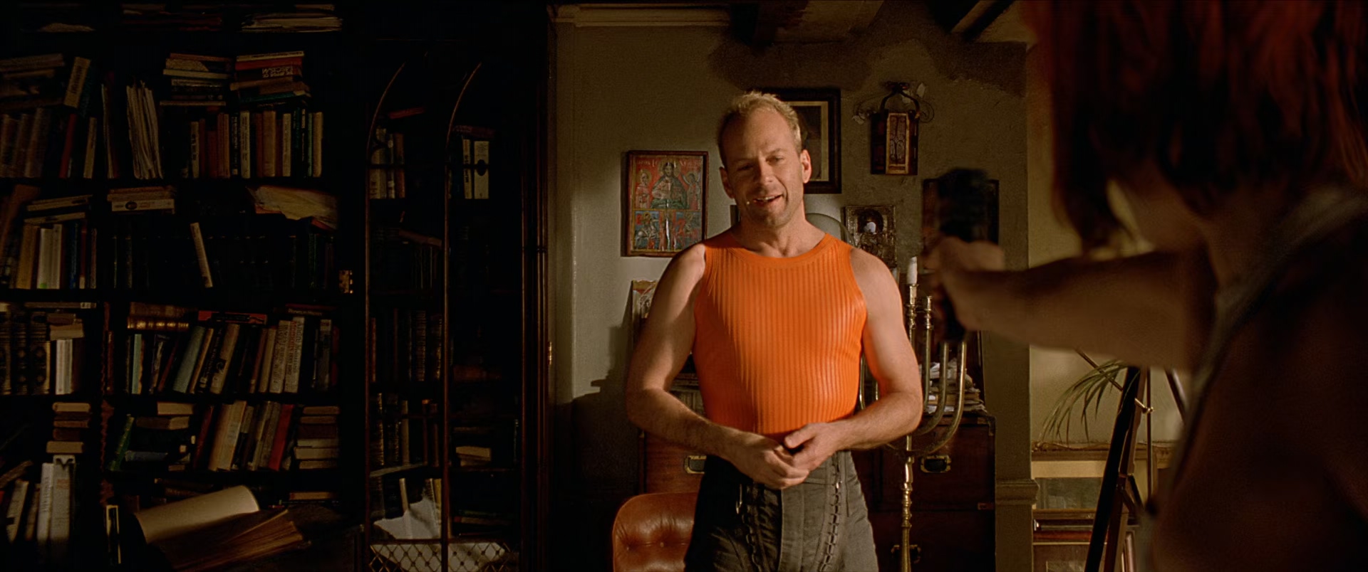 第五元素.The.Fifth.Element.1997.REMASTERED.1080p.BluRay.x265.2audio-RARBG特效字.jpg