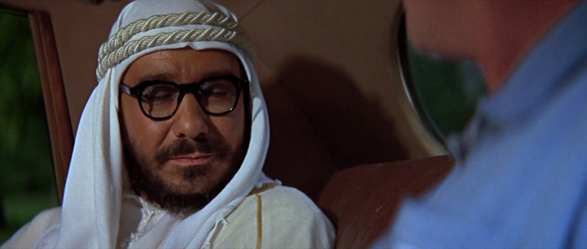 谍海密码战.Arabesque.1966.1080p.BluRay.mp4_20250212_164323.143.jpg