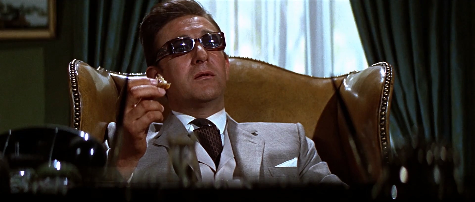 谍海密码战.Arabesque.1966.1080p.BluRay.mp4_20250212_164436.835.jpg