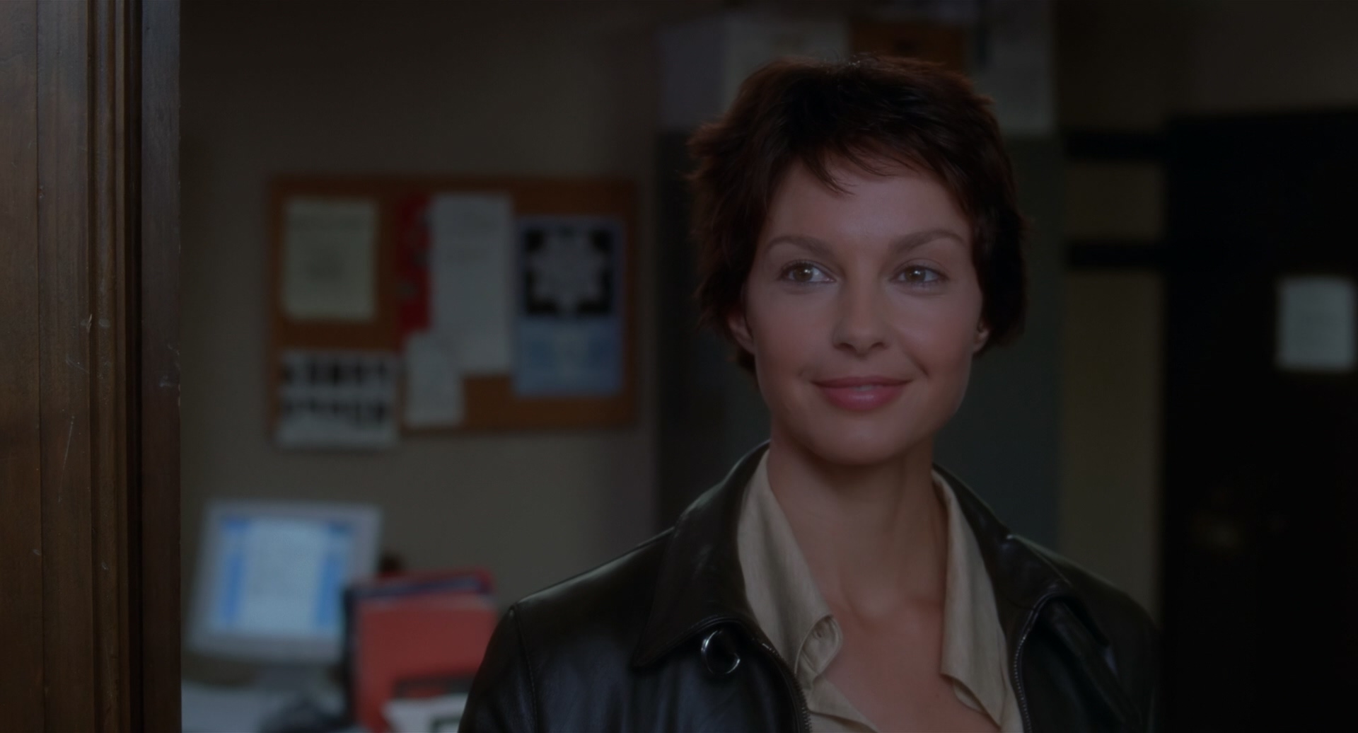 Twisted.2004.1080p.BluRay.x265.10bit.DTS-SONYHD.mkv_20250408_000236.945.jpg